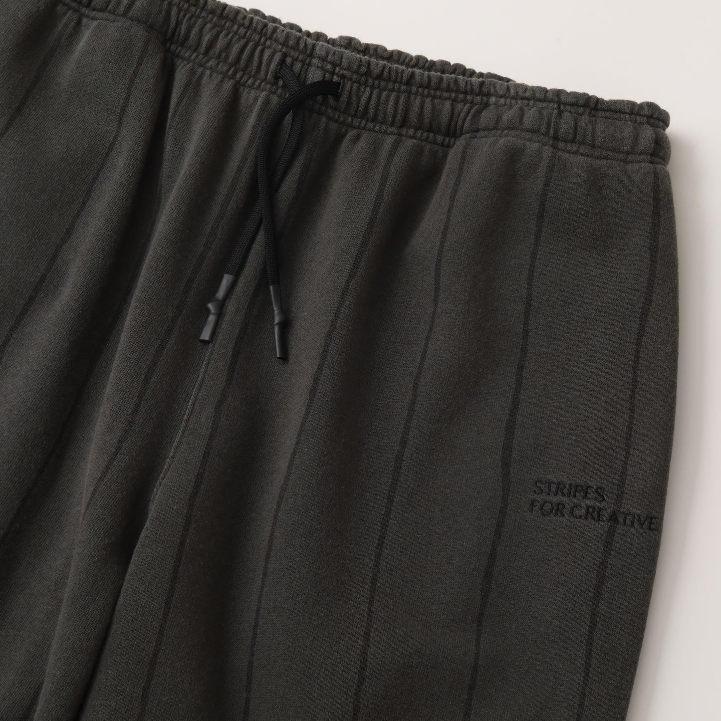S.F.C STRIPE WIDE SWEAT PANTS (DISCHARGED) BLACK 【SFCFW25CS05】(N)