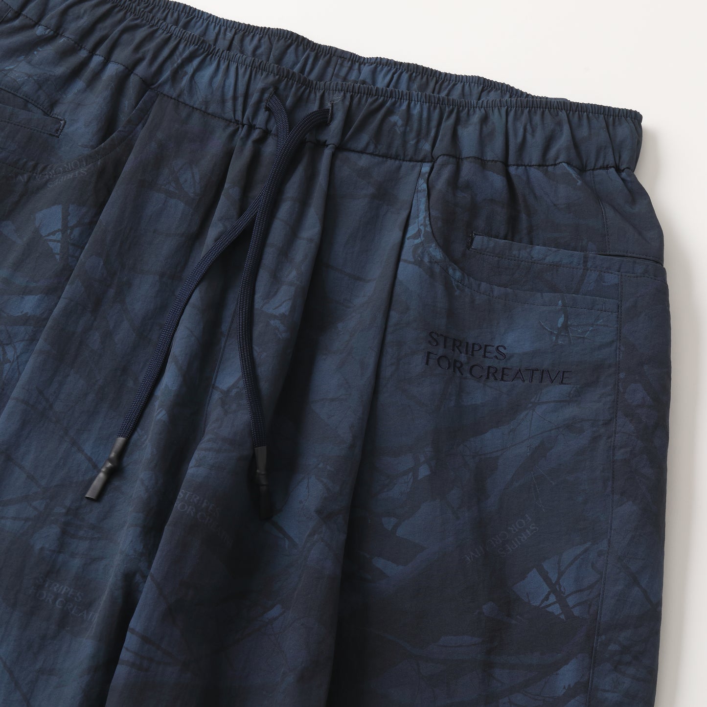 S.F.C WIDE TAPERED EASY PANTS (REAL TREE CAMO) NAVY TREE CAMO【SFCFW25P03】(N)