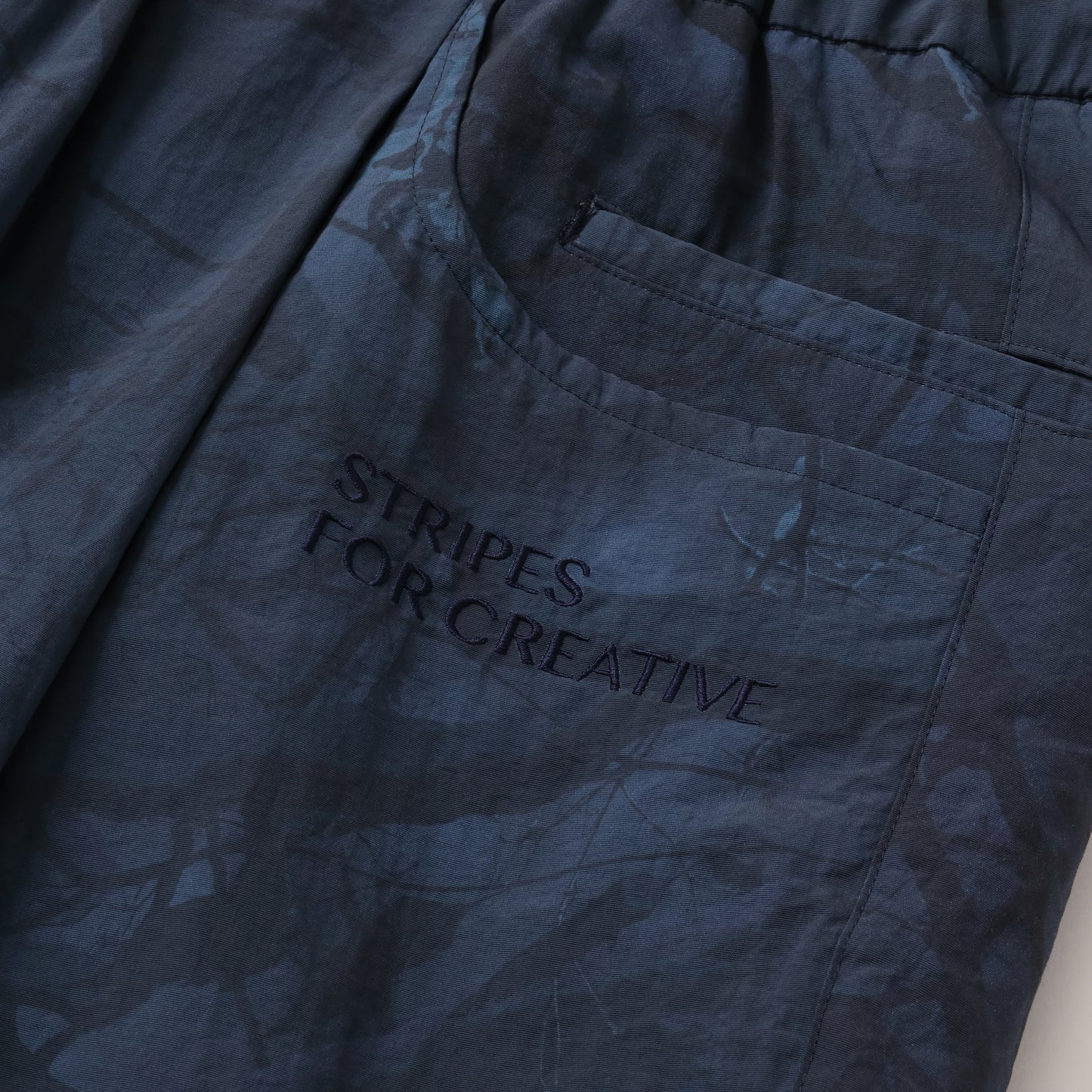 S.F.C WIDE TAPERED EASY PANTS (REAL TREE CAMO) NAVY TREE CAMO【SFCFW25P03】(N)
