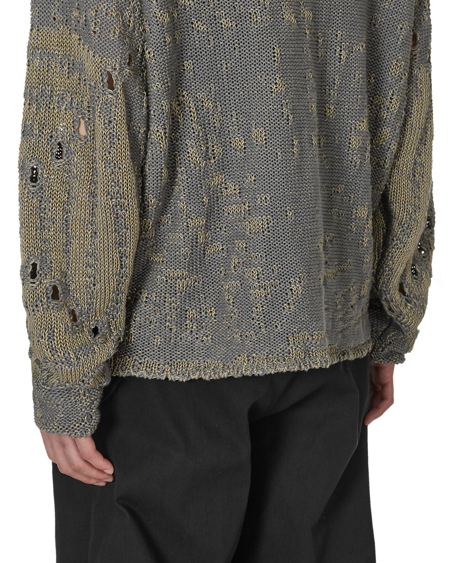 ROA Vortex Crewneck Beige Grey – ROA モデル着用 袖ディテール