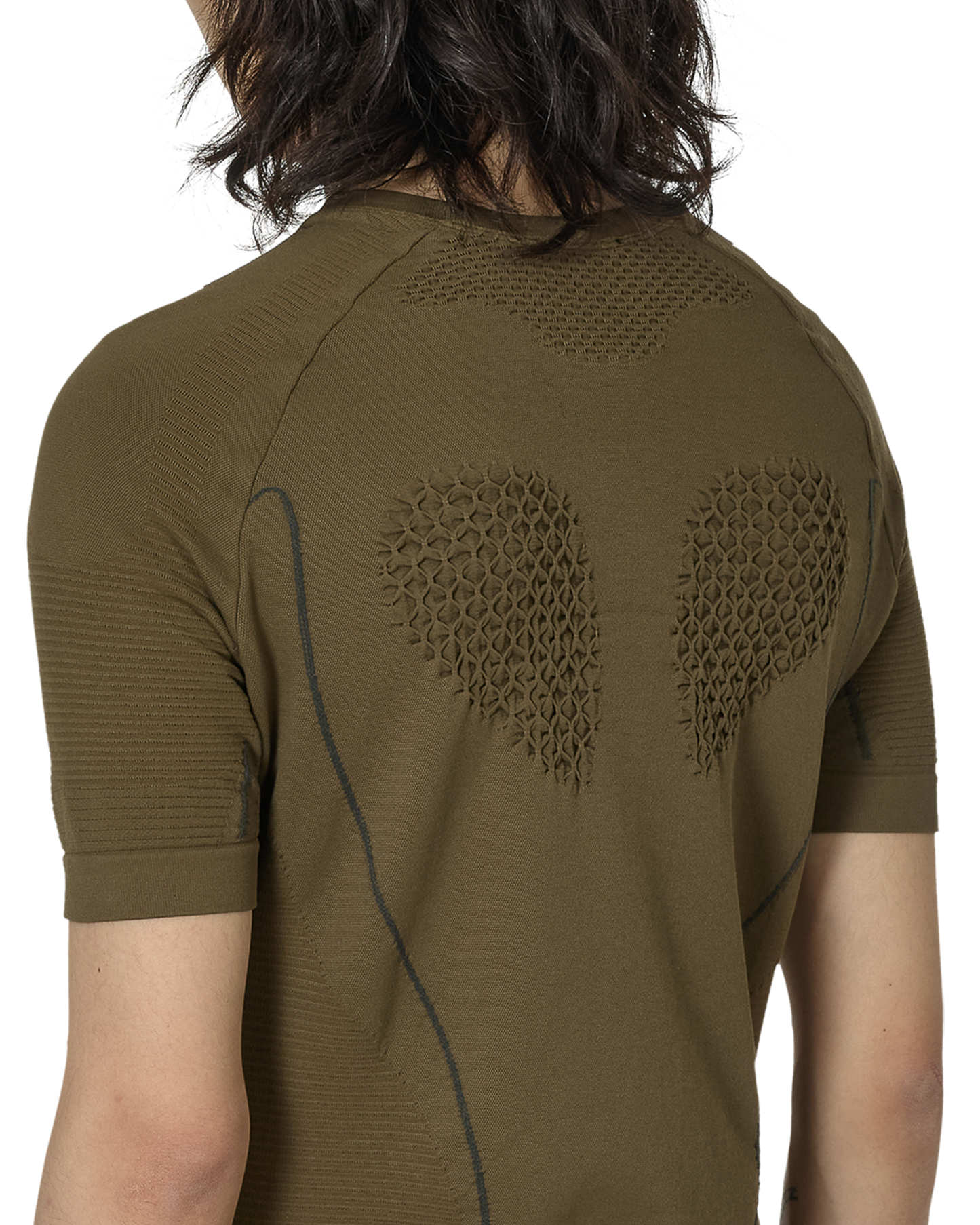 ROA Seamless T Shirt Dark Olive – ROA モデル着用画像(背面ディテール)