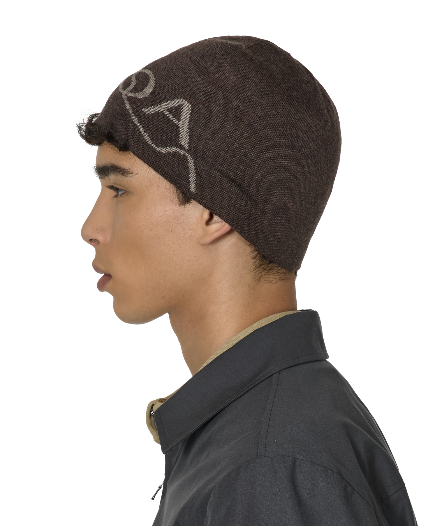 ROA Beanie Logo Dark Brown - 着用(横)