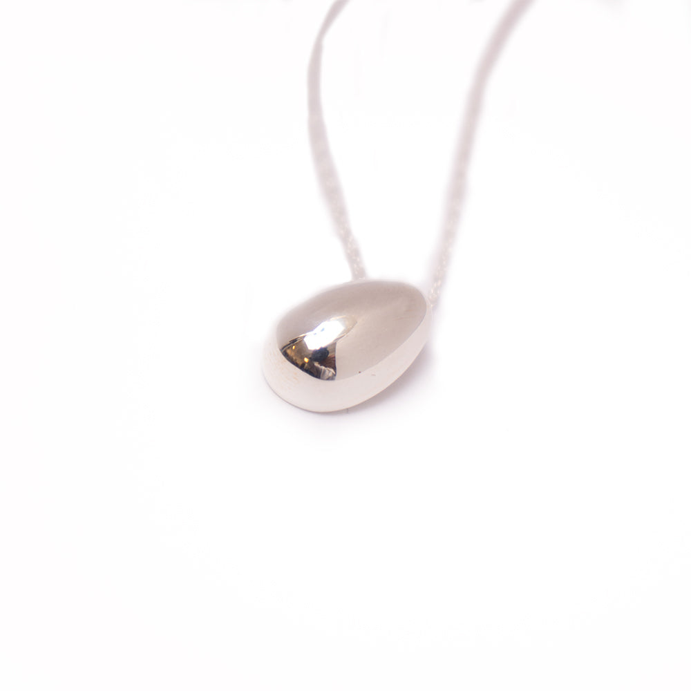 Tiny Egg Pendant Sliver - SOPHIE BUHAI ペンダント ディテール