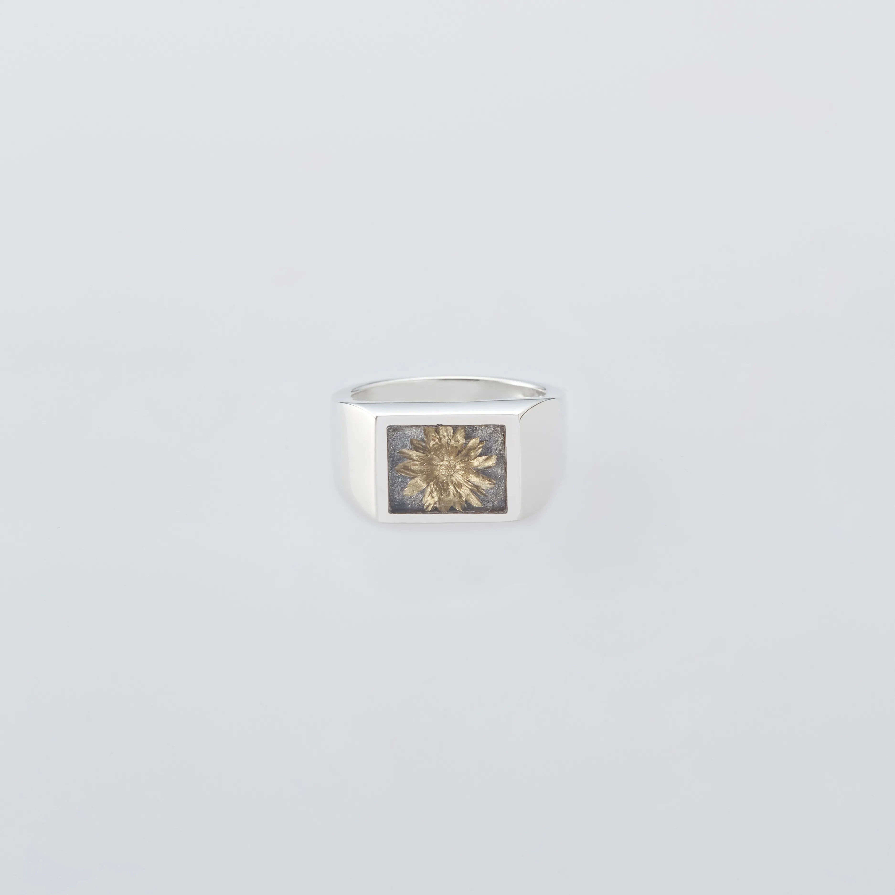 XOLO ショロ Signet Ring Gray Flower XOLO JEWELRY - Signet Ring with Gray & Gold Flower – STUDY