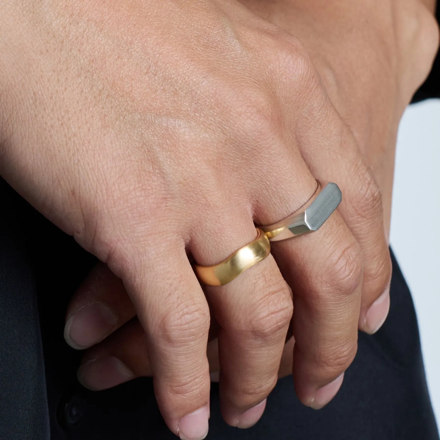 XOLO Signet Ring with Hair Line -Thick- 着用イメージ