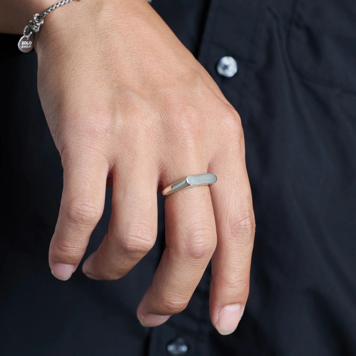 XOLO Signet Ring with Hair Line -Thin- 着用イメージ