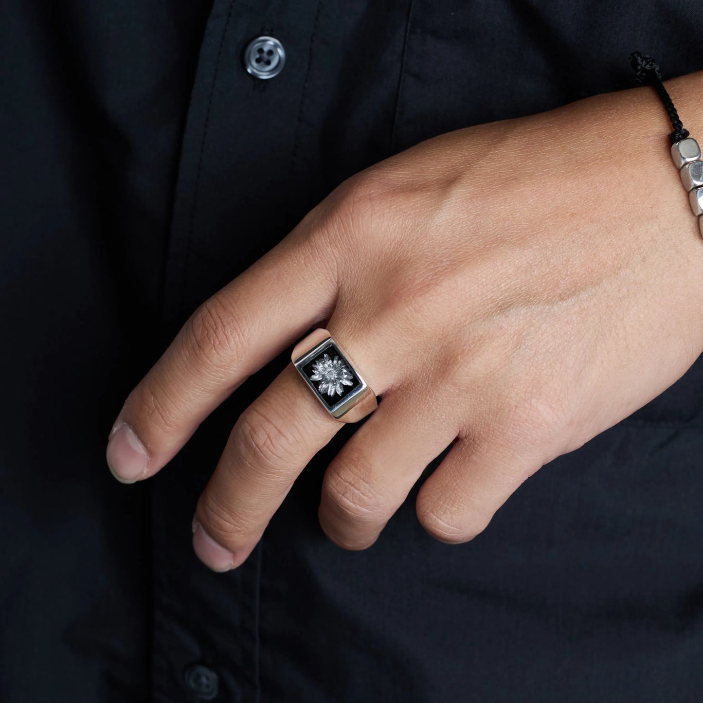 XOLO Signet Ring with Black & Gray Flower 着用イメージ