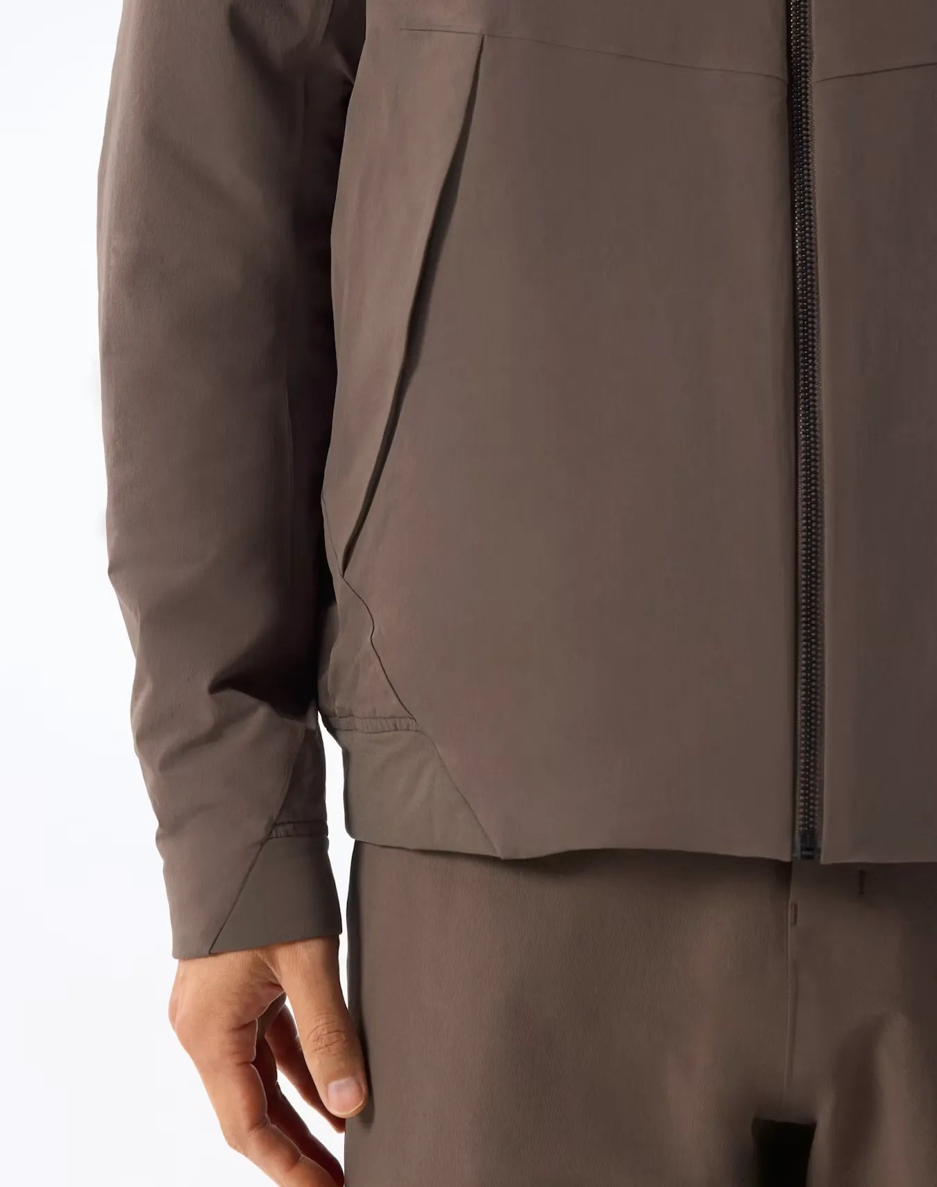 ARC'TERYX VEILANCE Diode Insulated Bomber M Sable 着用イメージ フロントポケット詳細