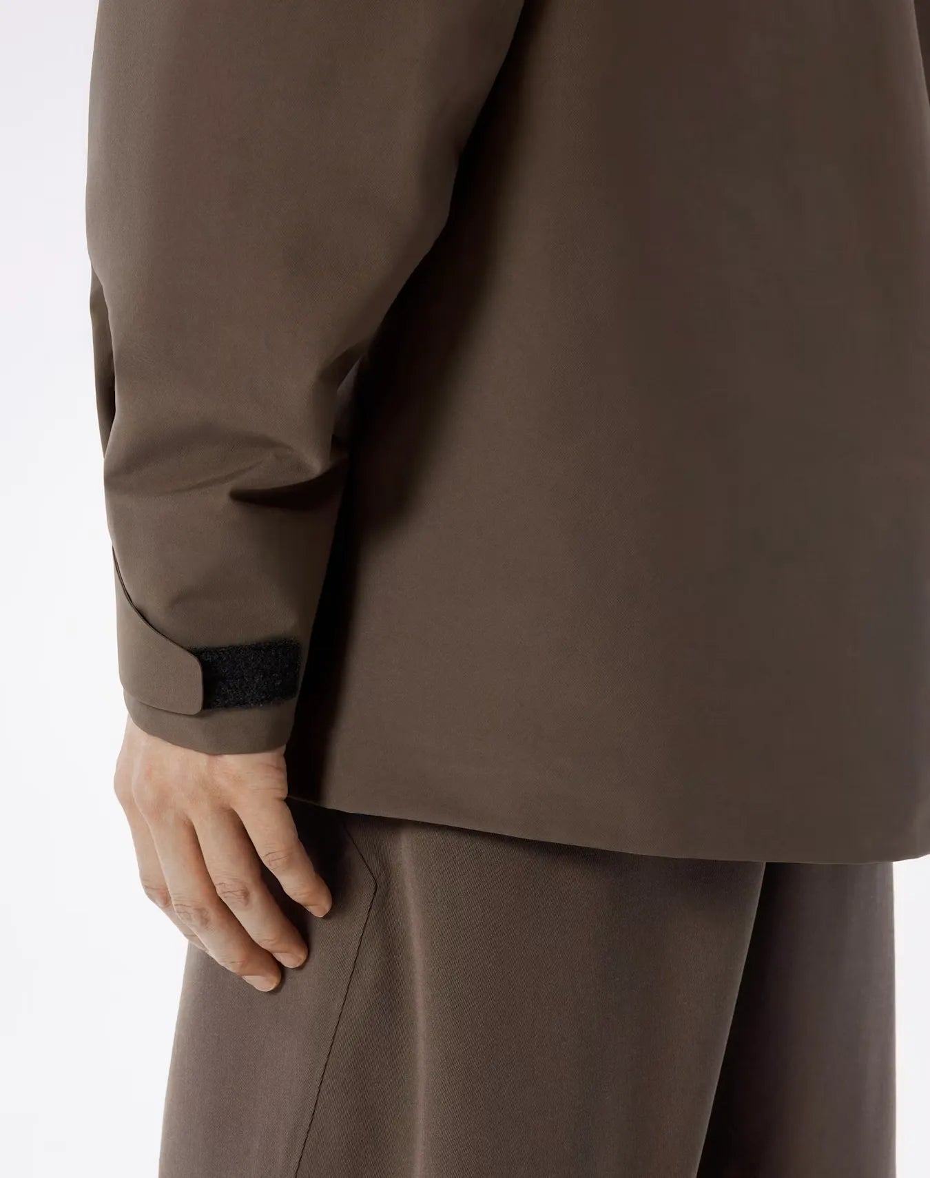 ARC'TERYX VEILANCE Field Jacket M Sable 着用イメージ 背面袖口箇所