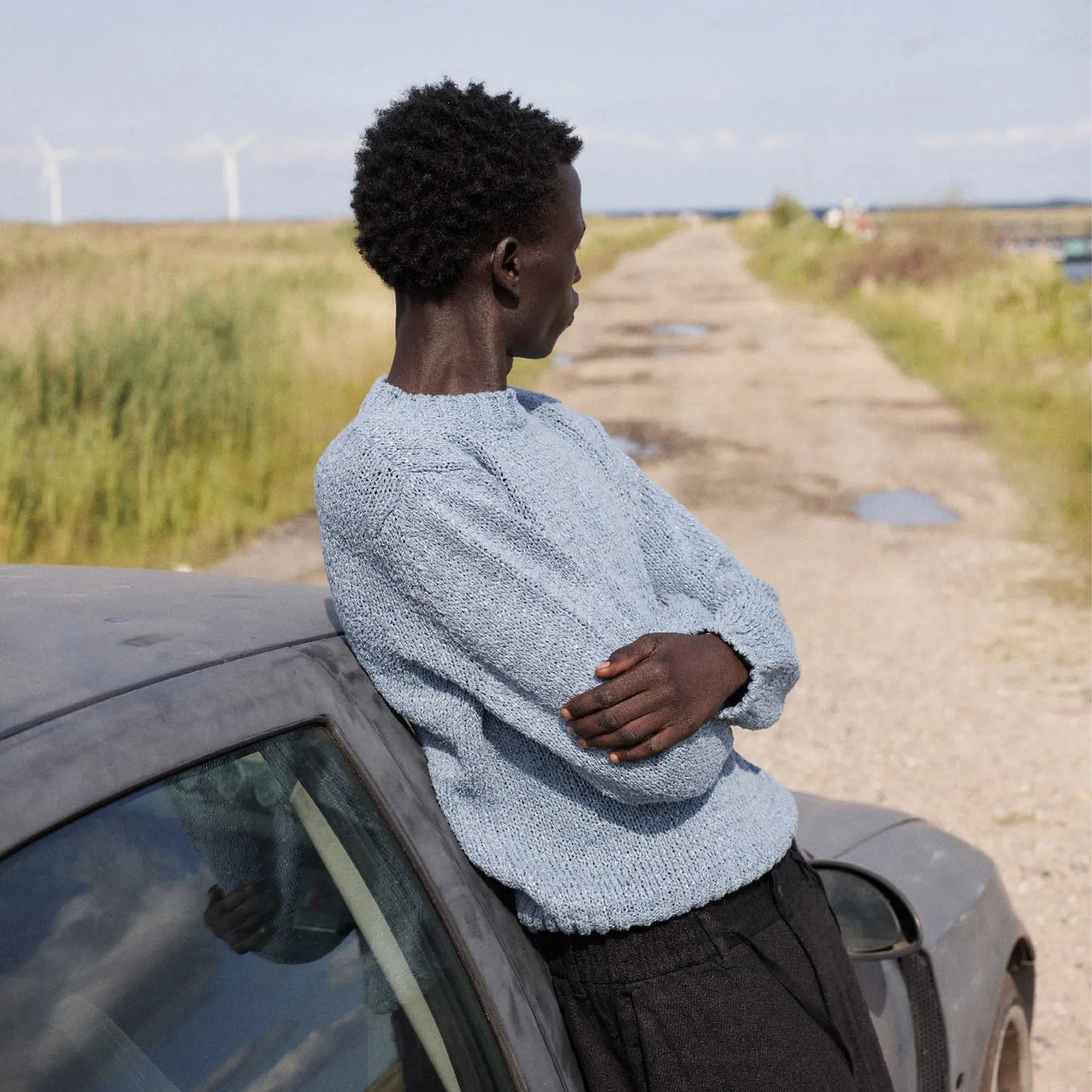 SUNFLOWER FREDERIK SWEATER Blue 着用イメージ サイドシルエット フィット感