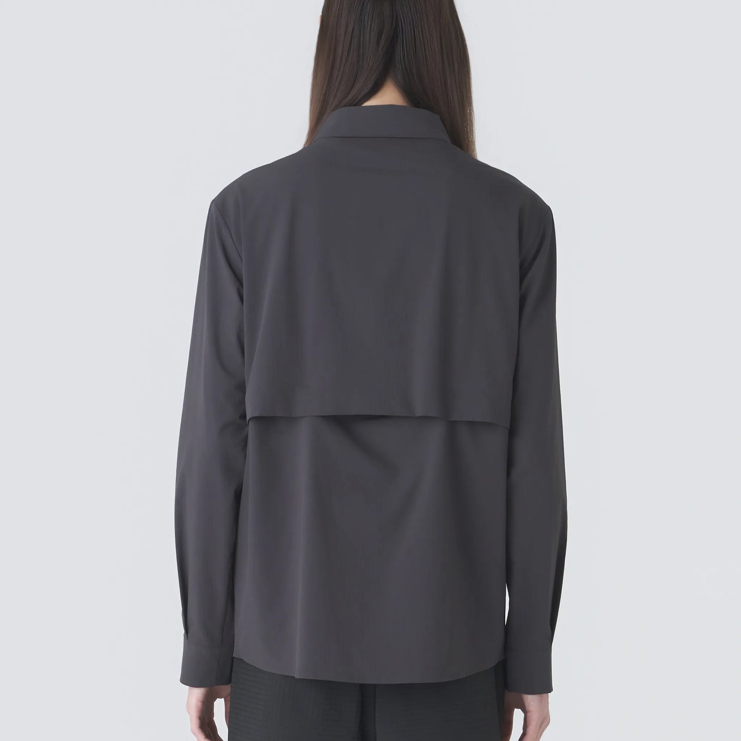 Hiking Patrol ALIGN BUTTON UP SHIRT CHARCOAL BLACK 着用イメージ バックシルエット