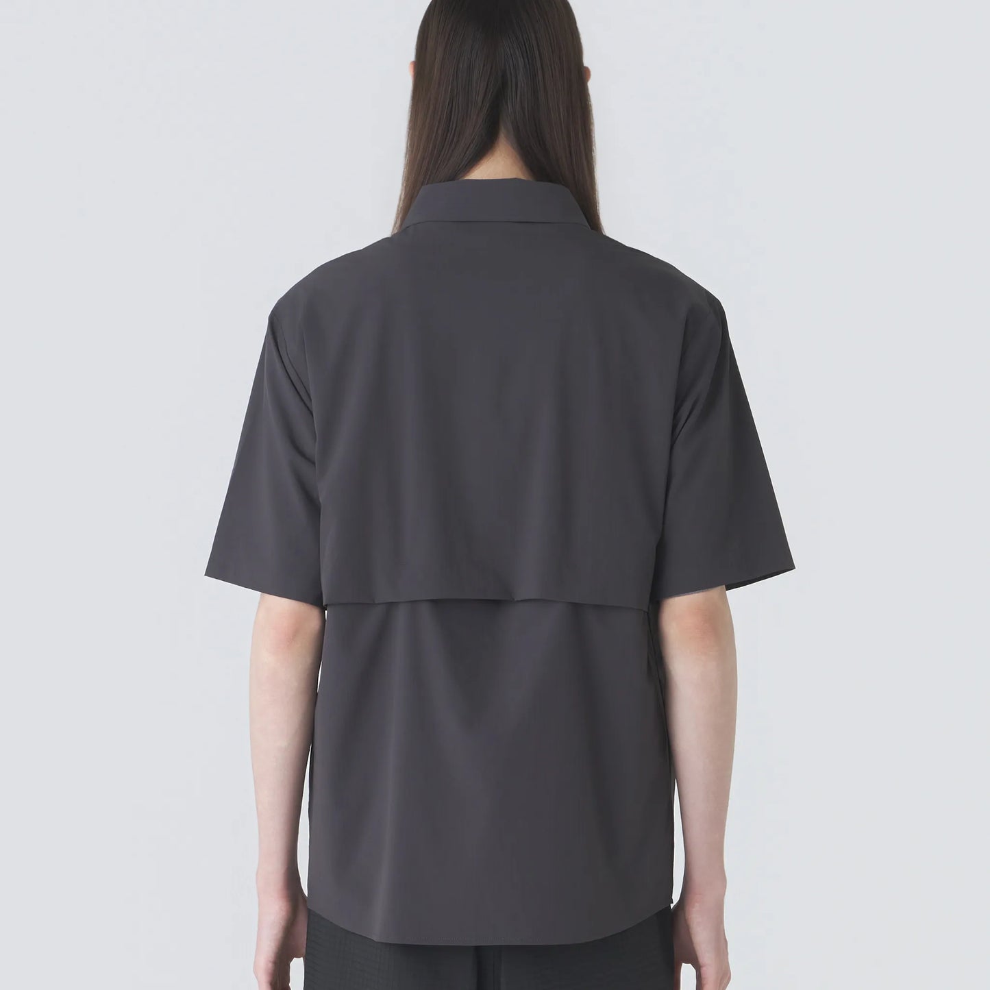 Hiking Patrol ALIGN BUTTON UP SS SHIRT CHARCOAL BLACK 着用イメージ バックシルエット