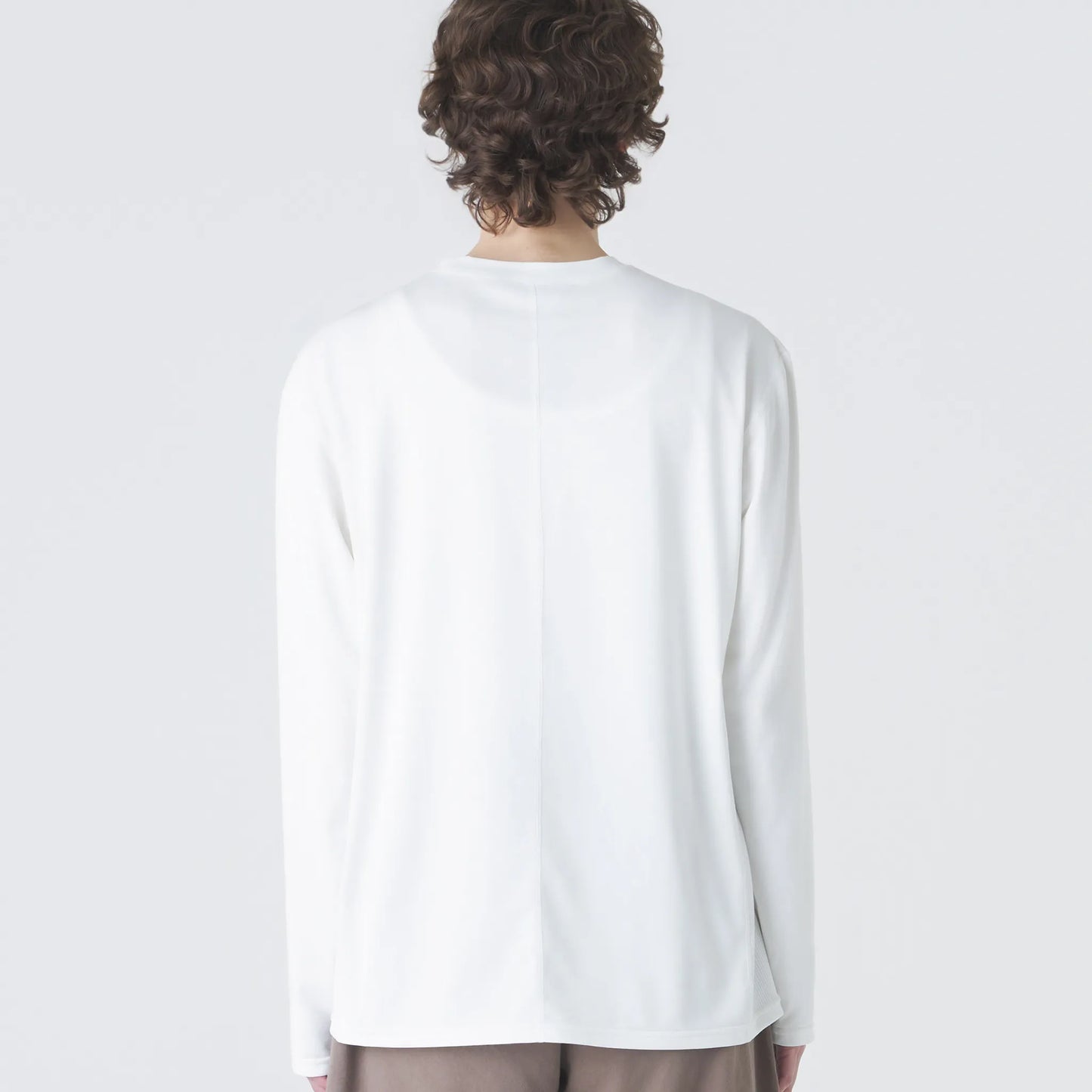 Hiking Patrol LONG SLEEVE WHITE バックシルエット 着用スタイル