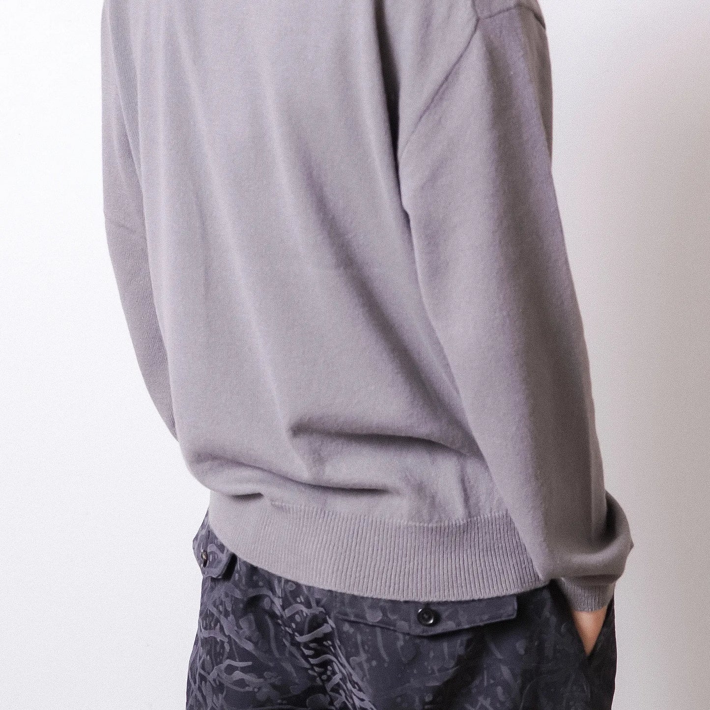 ENCOMING Knitted V Neck Jumper Grey【KNVJU-GY】着用イメージ 背面