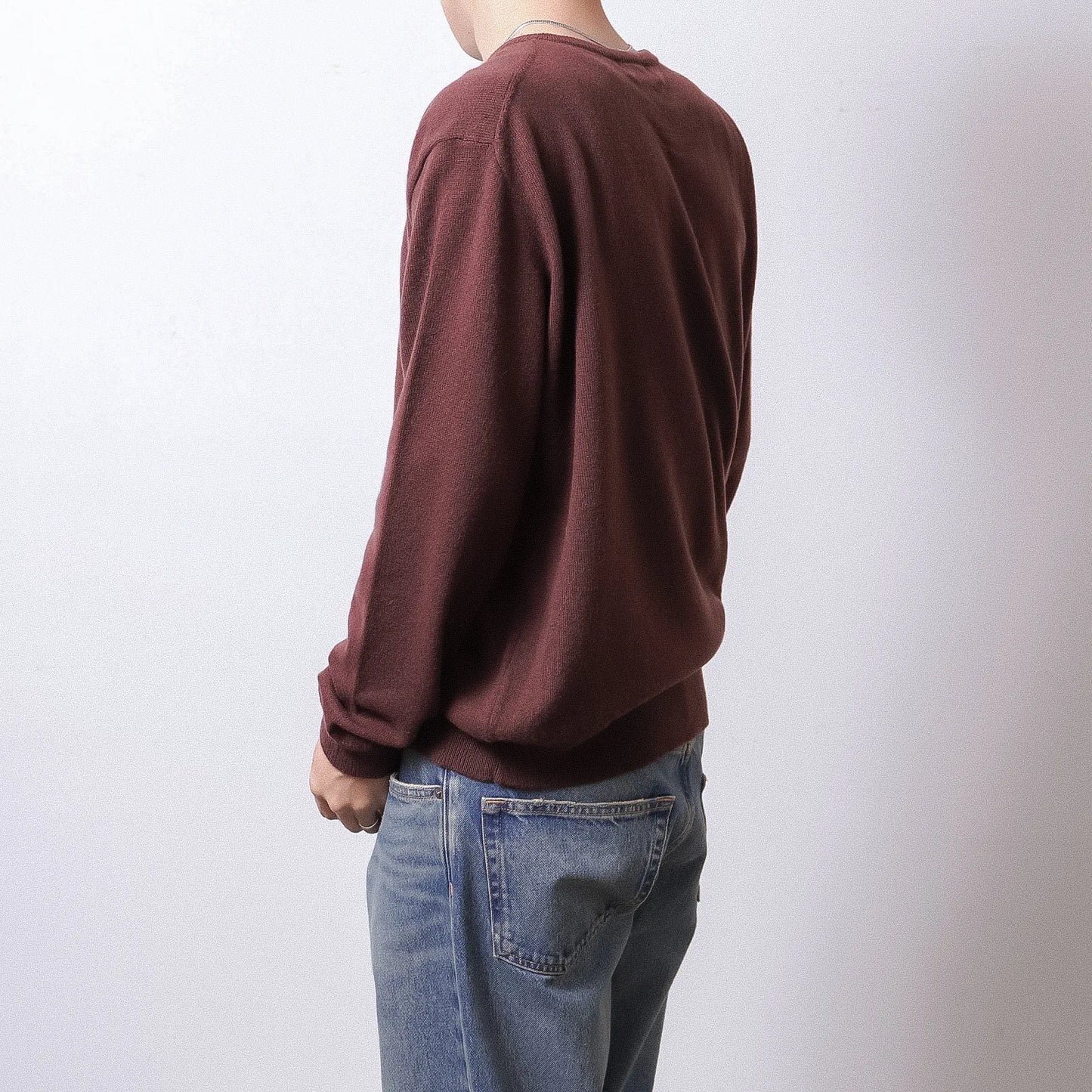ENCOMING Knitted V Neck Jumper Brown【KNVJU-BR】着用イメージ 側面
