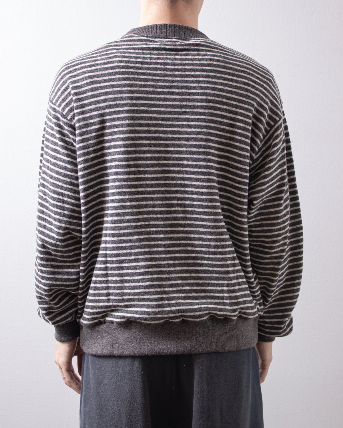 UNIVERSAL PRODUCTS. Wool Cotton Border Knit Charcoal 着用イメージ 背面