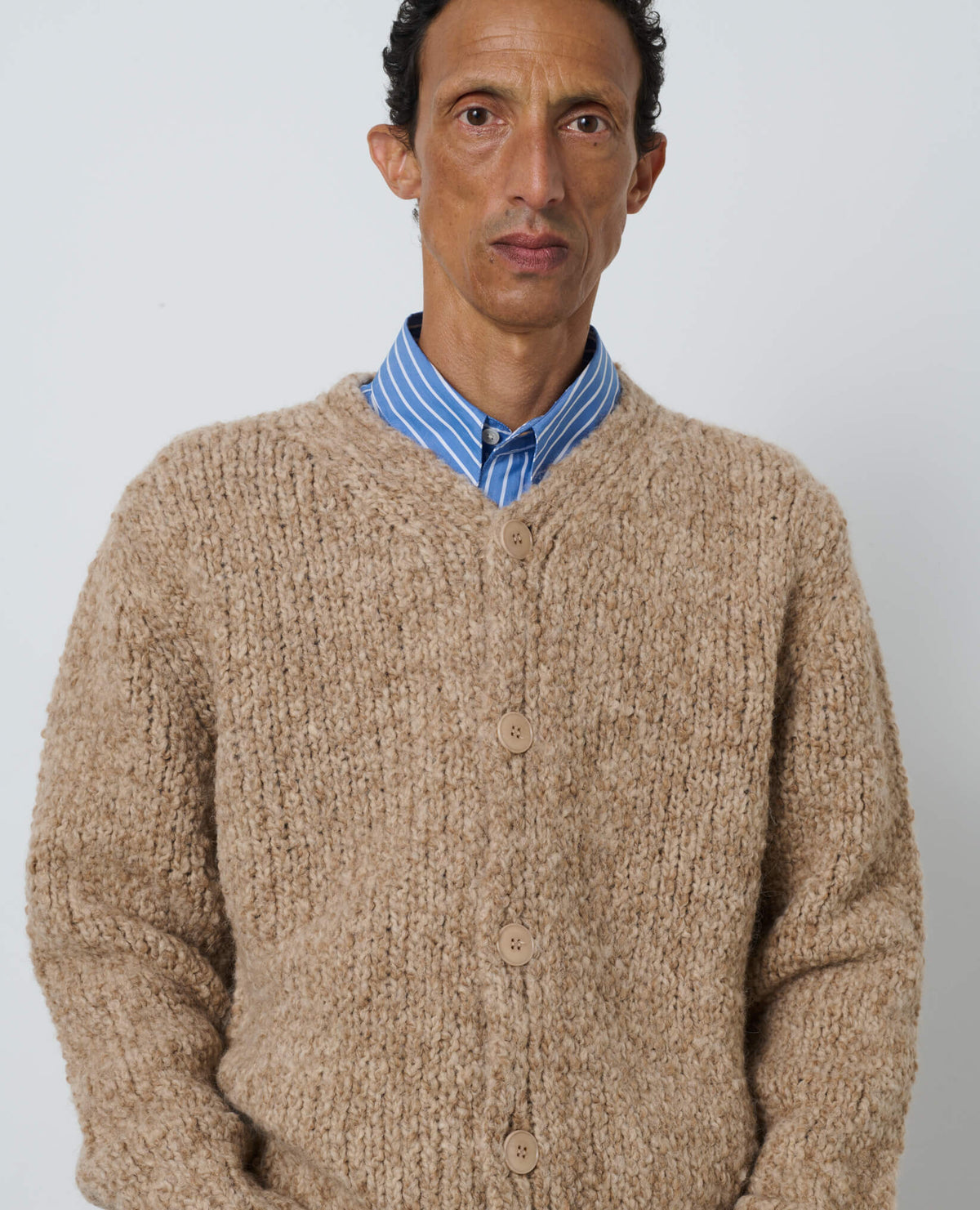 SUNFLOWER John Cardigan Bark Sand 着用イメージ 正面
