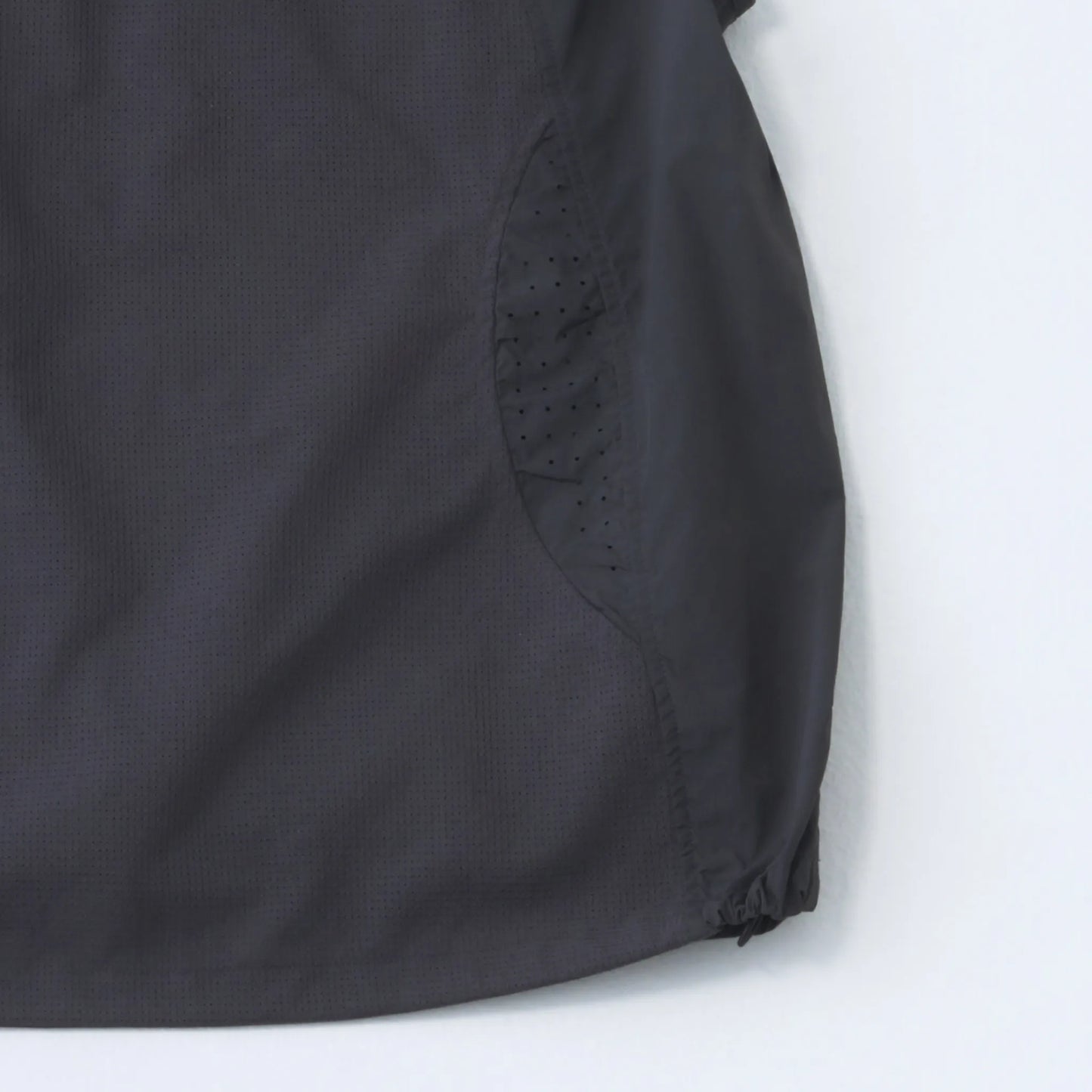 Hiking Patrol ORBIT LT TECHNICAL VEST CHARCOAL BLACK 背面裾周りディテール ベンチレーション仕様