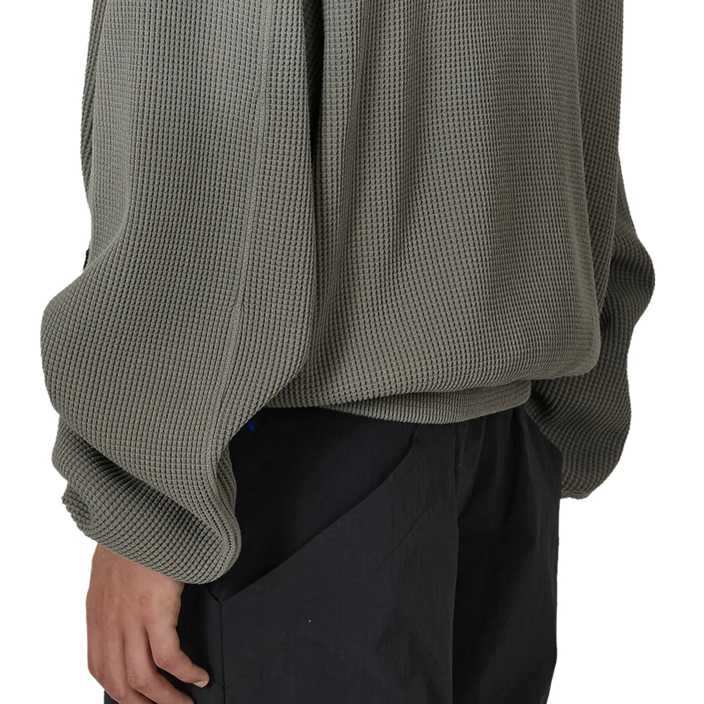 ROA BEE Sun Faded Organic Waffle Zip Up Hoodie Grey 着用イメージ 背面裾ディテール