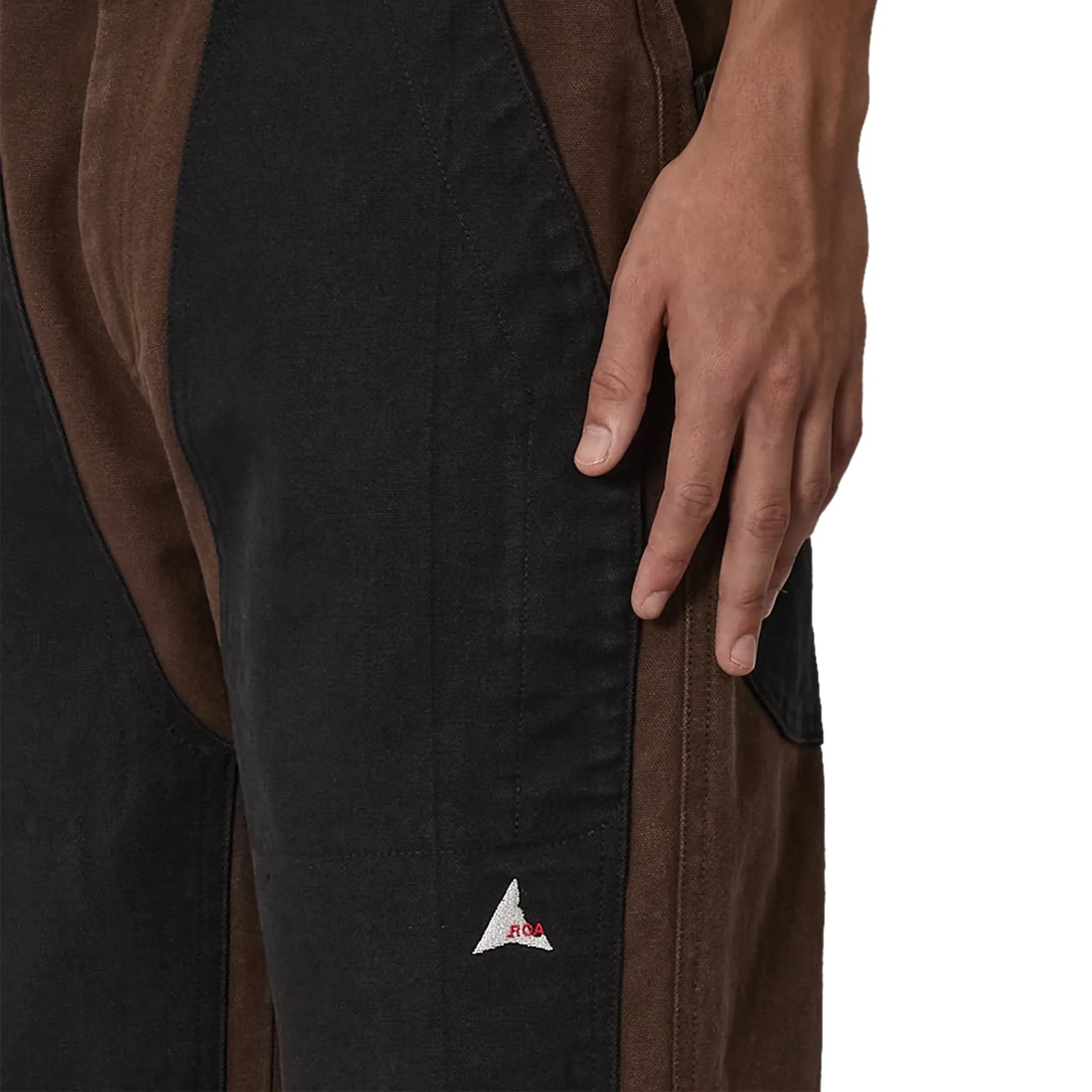 ROA FOMES Double Knee Washed Canvas Pant Dark Brown Black 着用イメージ ロゴ部分