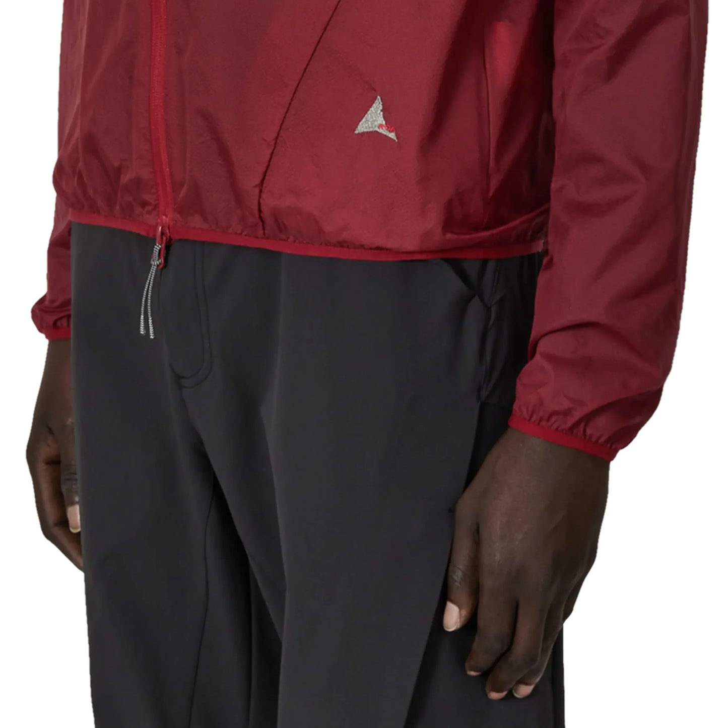 ROA HUE Packable Wind Jacket Dark Red 着用画像 袖口部分詳細
