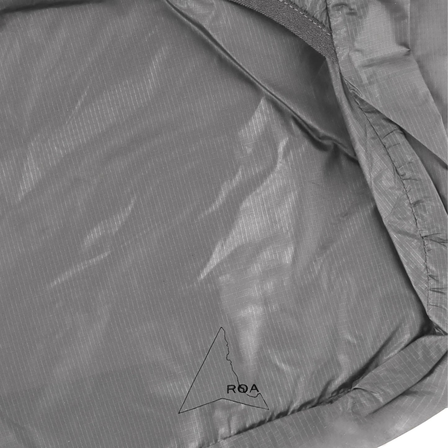 ROA LAKI Packable Knot Bag Silver ロゴ部分詳細