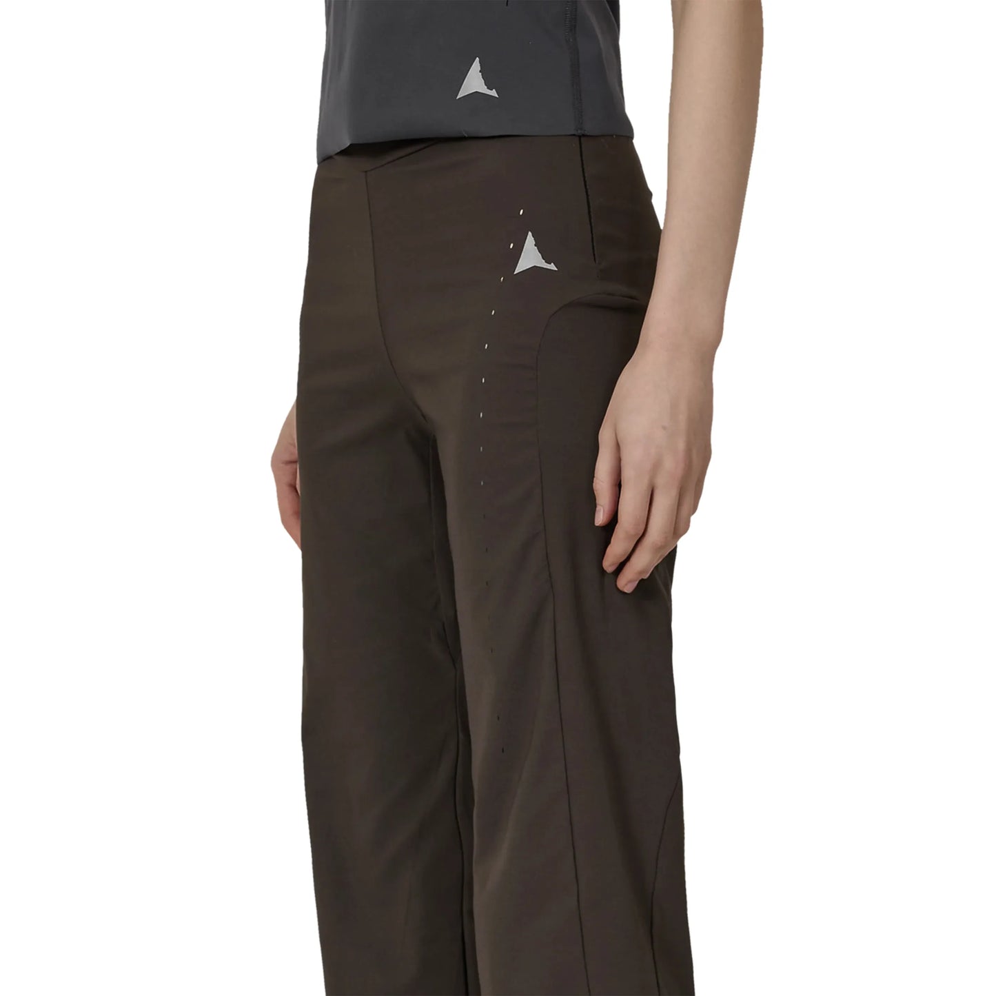 ROA MARVA Compression Flared Pants Dark Brown 着用イメージ ロゴ部分