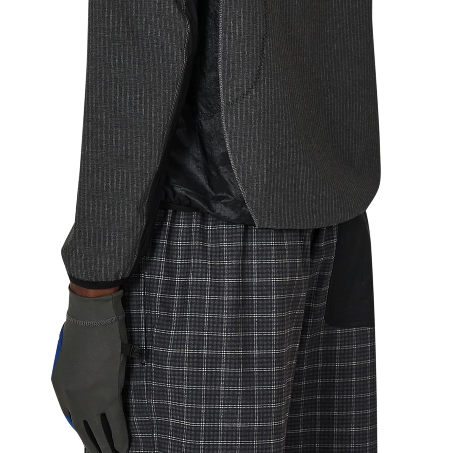 ROA Numb Pinstriped Hooded Wind Jacket Black 裾ディテール