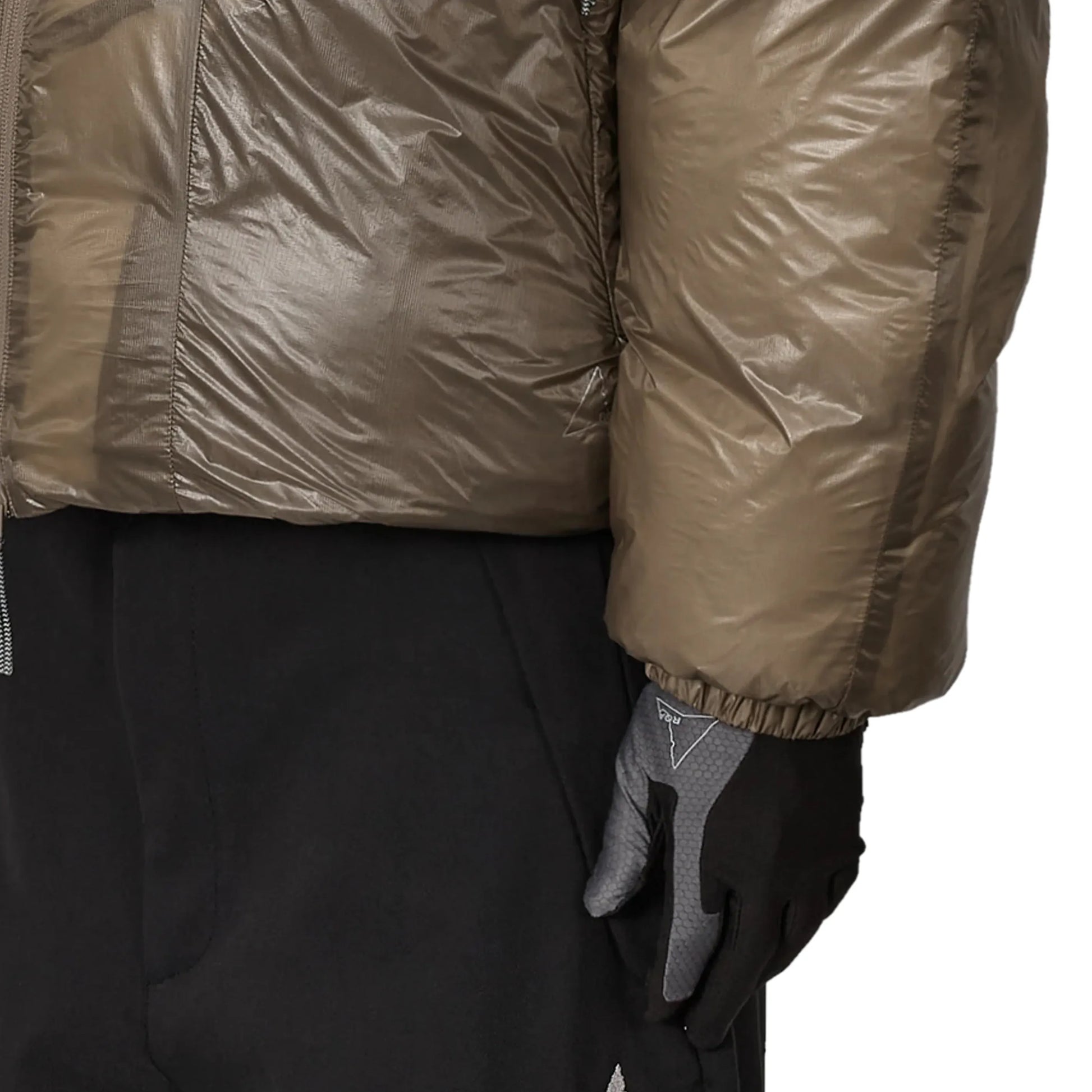 ROA Synthetic Down Jacket Taupe 着用イメージ 袖口