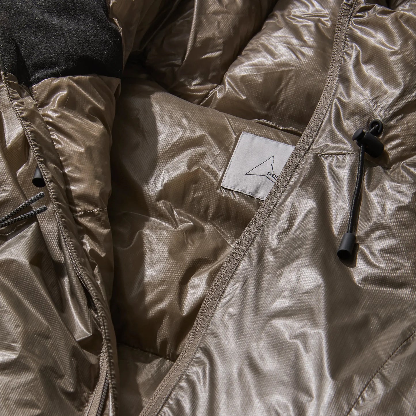 ROA Synthetic Down Jacket Taupe タグ詳細