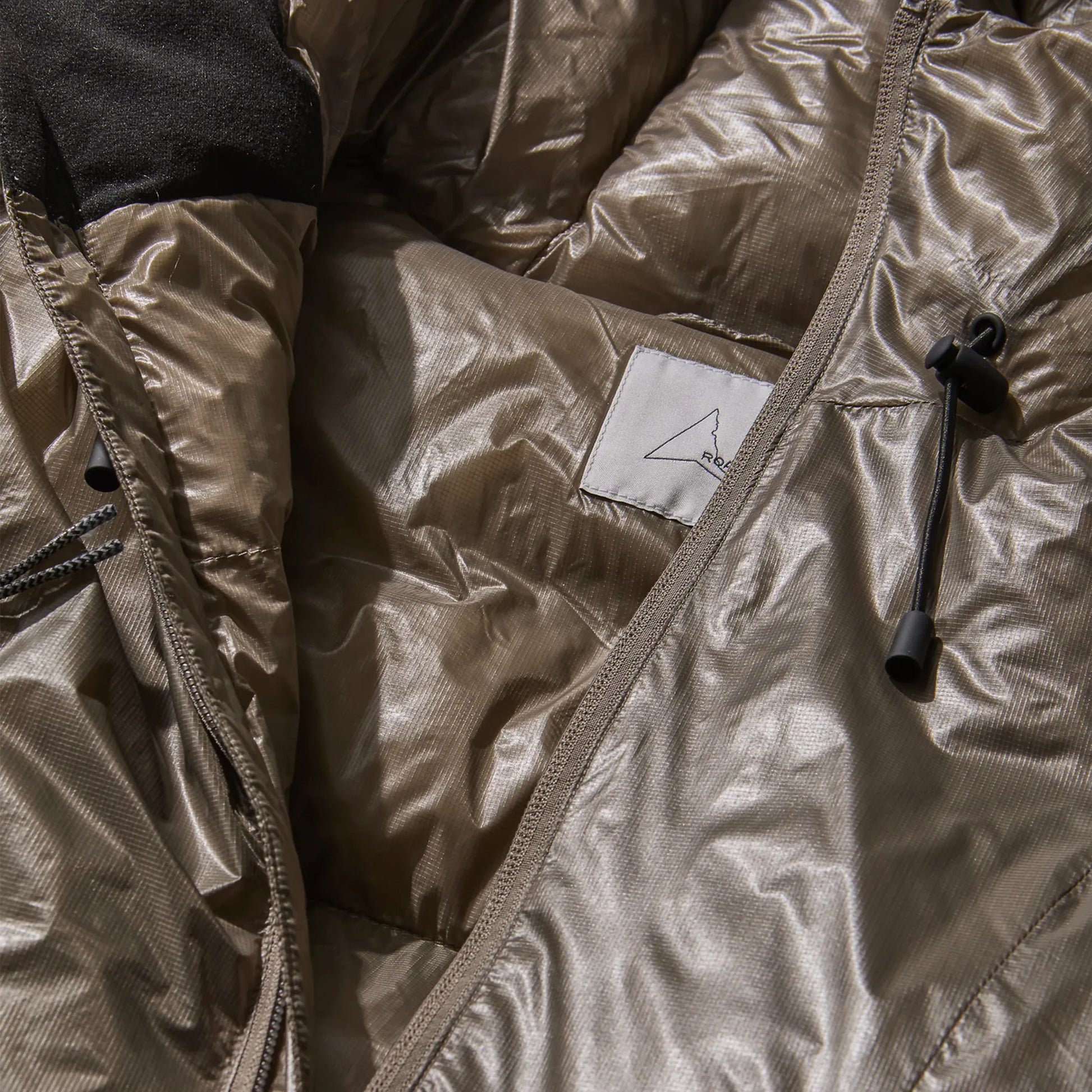 ROA Synthetic Down Jacket Taupe タグ詳細