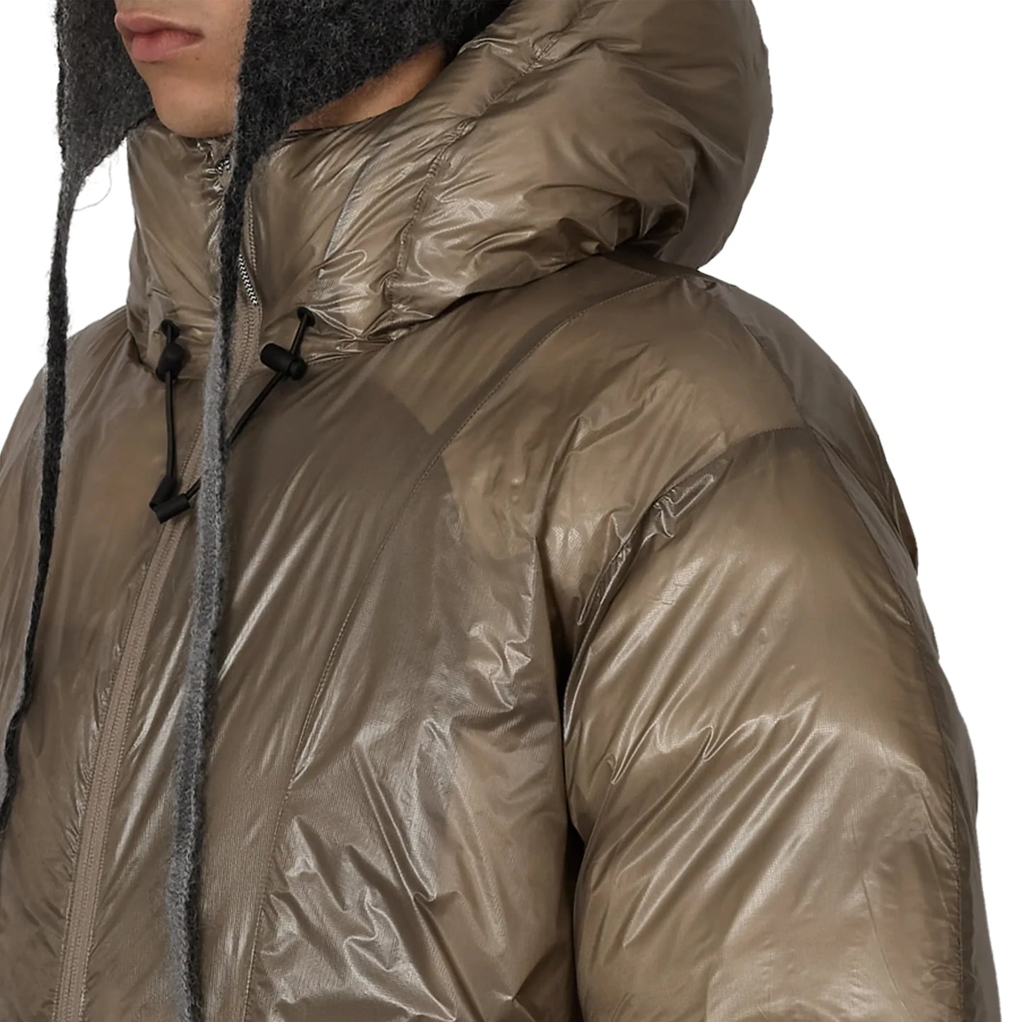 ROA Synthetic Down Jacket Taupe 着用イメージ 首元