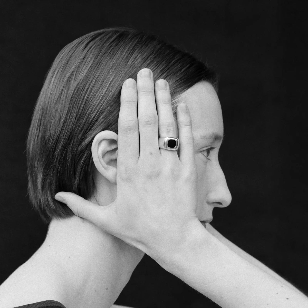 SOPHIE BUHAI Godfather Ring Onyx【R22-R04-SS-ON】(N)着用写真