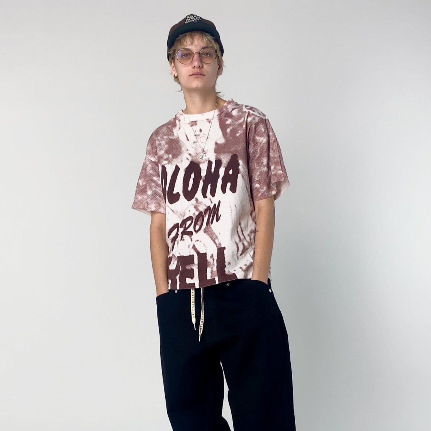Aries ALOHA FROM HELL FULL BLEED SS TEE OFF WHITE 着用(正面)画像|Aries公式通販 – STUDY SHOWROOM
