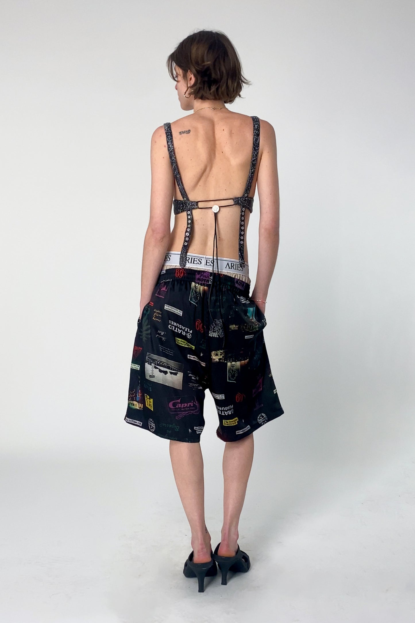 Aries Motel Luxe Shorts Multi 着用(背面)画像|Aries公式通販 – STUDY SHOWROOM