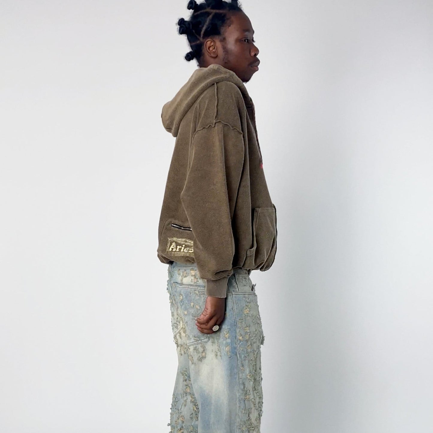 Aries AGED REVERSO TEMPLE ZIP THROUGH HOODIE BROWN 着用(側面)画像|Aries公式通販 – STUDY SHOWROOM