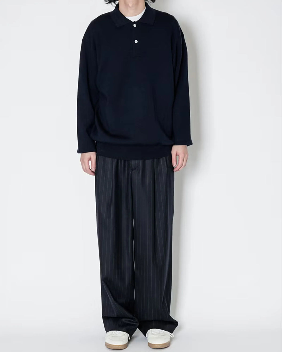 UNIVERSAL PRODUCTS. High Gauge Knit Polo Navy 全身スタイリング