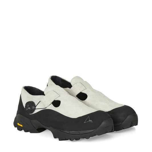 ROA Pala Off White Black – 正面から見た全体像(両足)