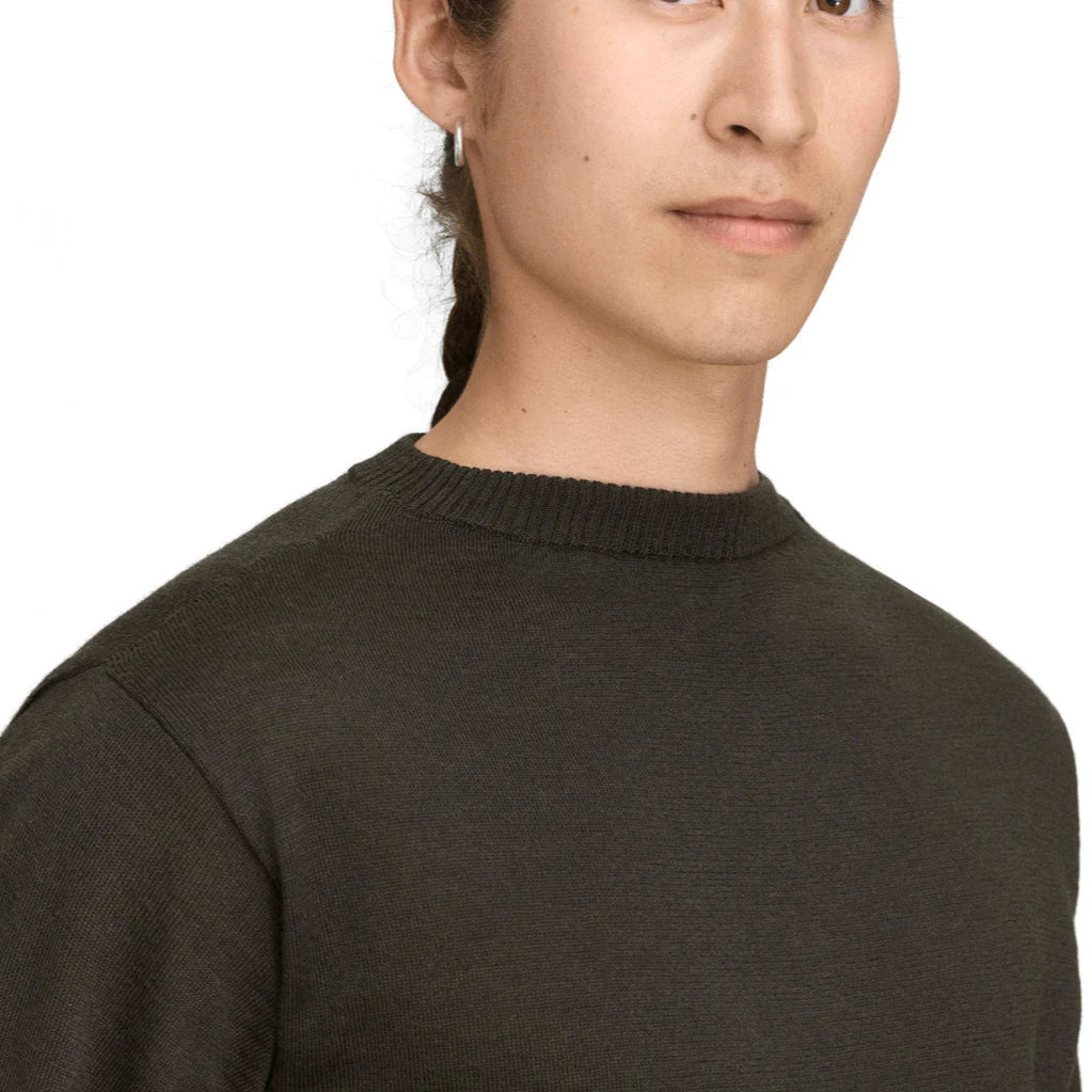 ANDERSEN-ANDERSEN Marine Crewneck 着用イメージ メンズ 首周り詳細