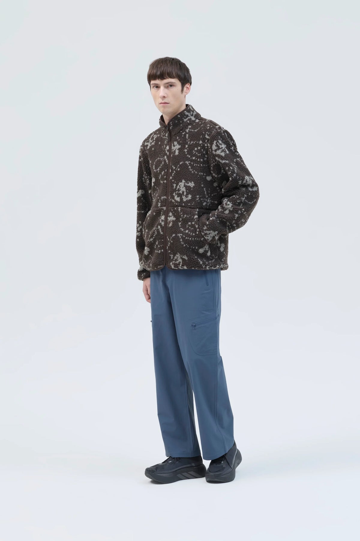 Hiking Patrol Print Fleece Jacket Smoky Brown 着用イメージ 側面