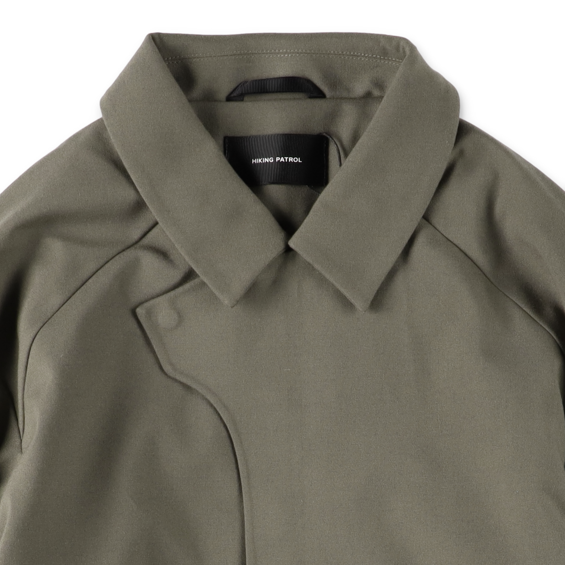 Hiking Patrol WAYPOINT TEXTURE JACKET DK TAUPE 首元 ロゴ