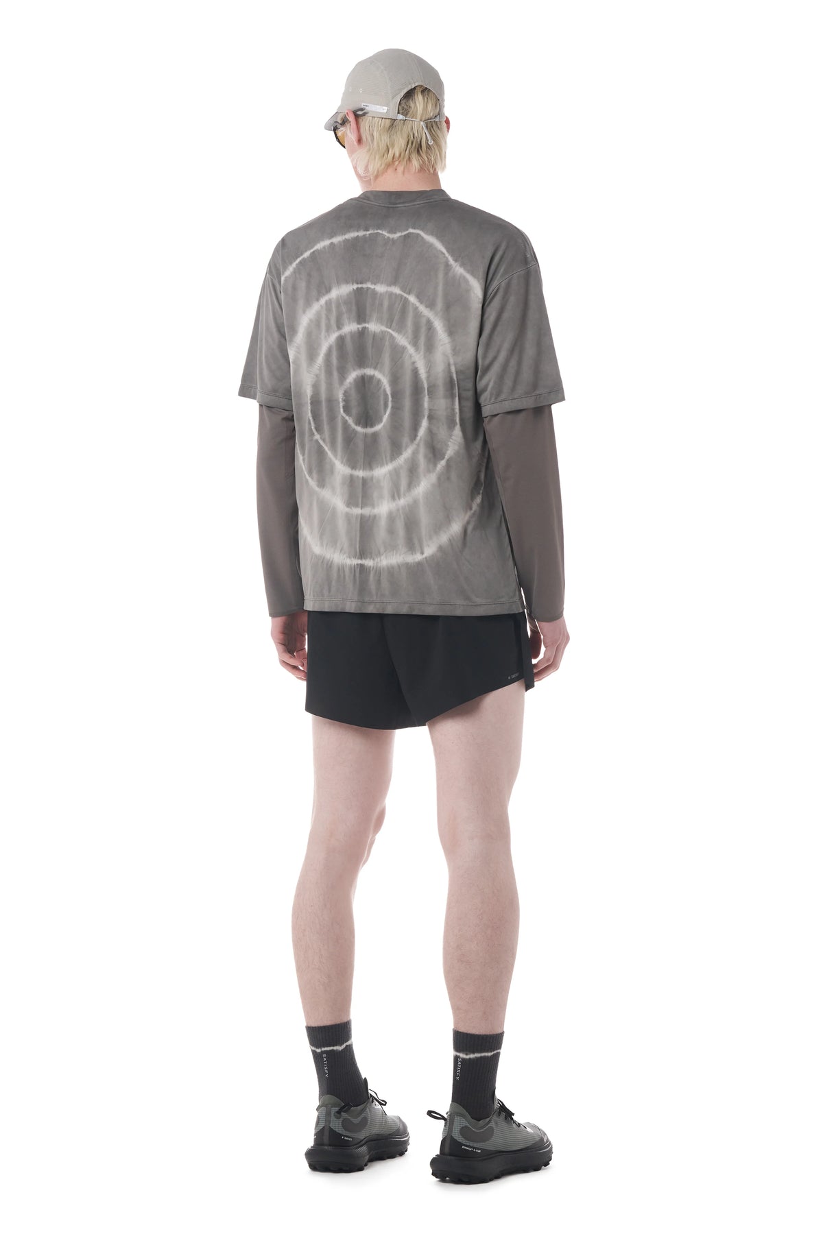 SATISFY AuraLite™ T‑Shirt Tie-Dye Stone Mountain 着用イメージ 背面