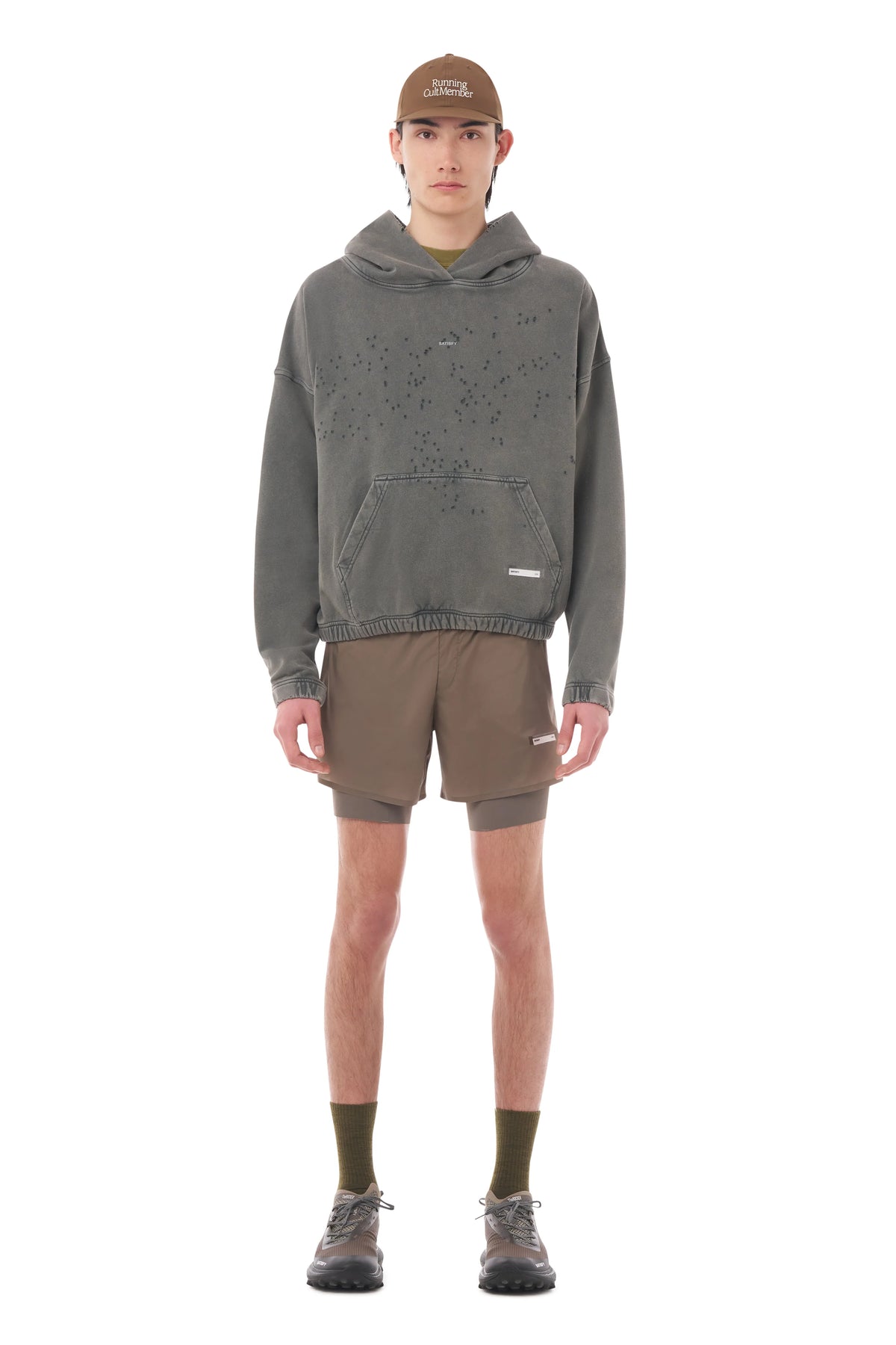 SATISFY MothTech™ Hoodie Faded Blackのモデル着用画像。フーディをショーツと合わせた正面からのスタイリング。