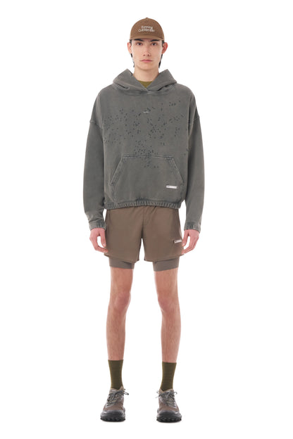 SATISFY MothTech™ Hoodie Faded Blackのモデル着用画像。フーディをショーツと合わせた正面からのスタイリング。