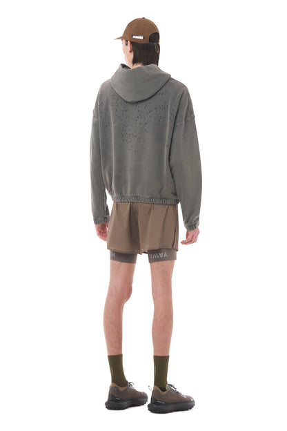 SATISFY MothTech™ Hoodie Faded Blackのモデル着用画像。フードの形状やシルエットが分かる背面からのスタイリング。