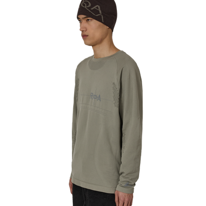 ROA AUNE Seamless Knit Long Sleeve Pale Green 着用画像 側面