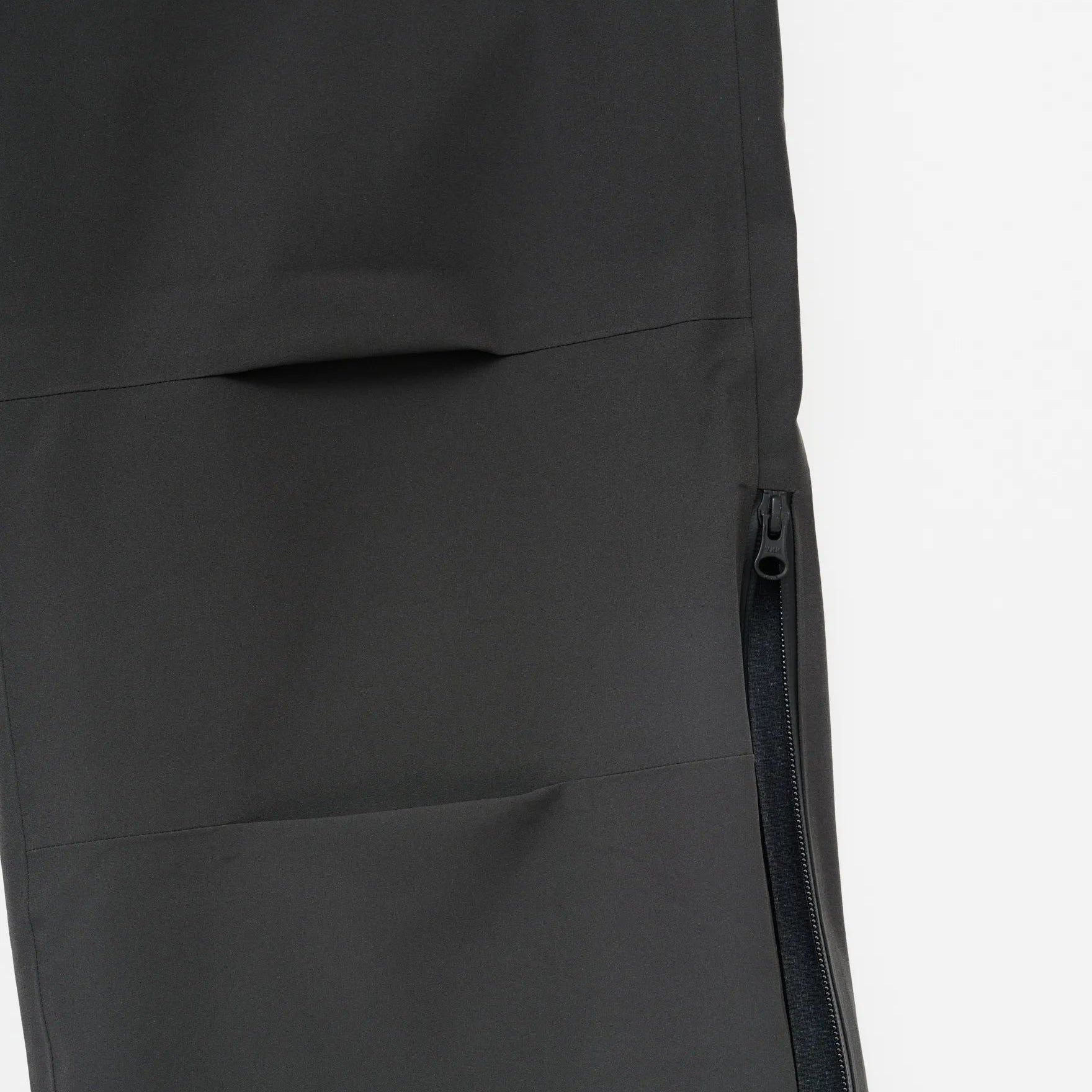Hiking Patrol ARC 3L SHELL TROUSER CHARCOAL BLACK　ひざ部分詳細