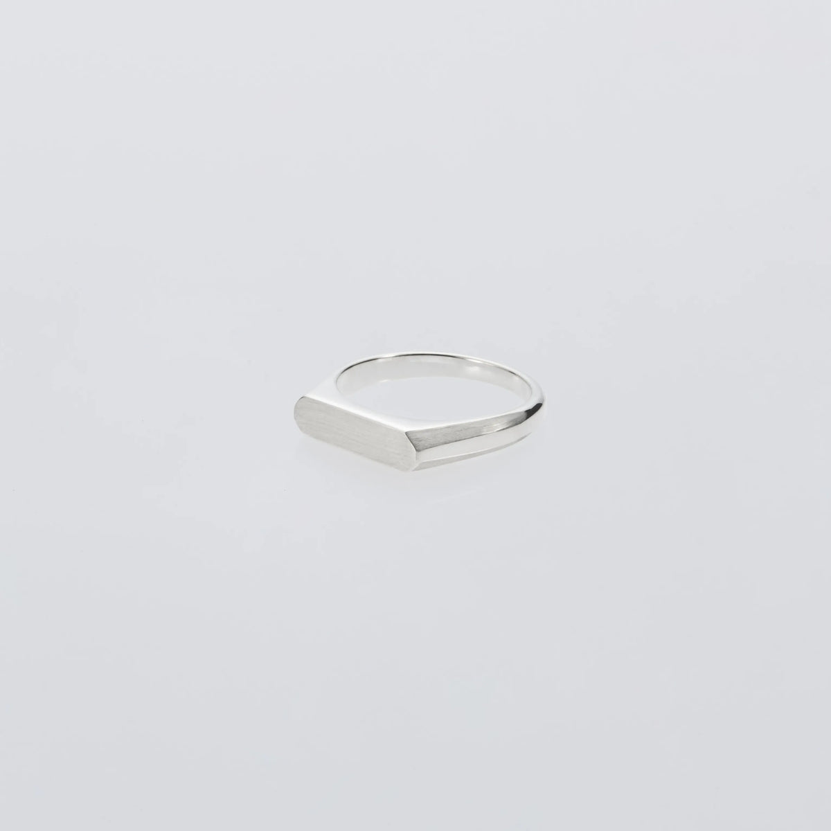 XOLO JEWELRY - Signet Ring with Hair Line -Thin- – STUDY SHOWROOM XOLO JEWELRY - Signet Ring with Hair Line -Thin- – STUDY SHOWROOM