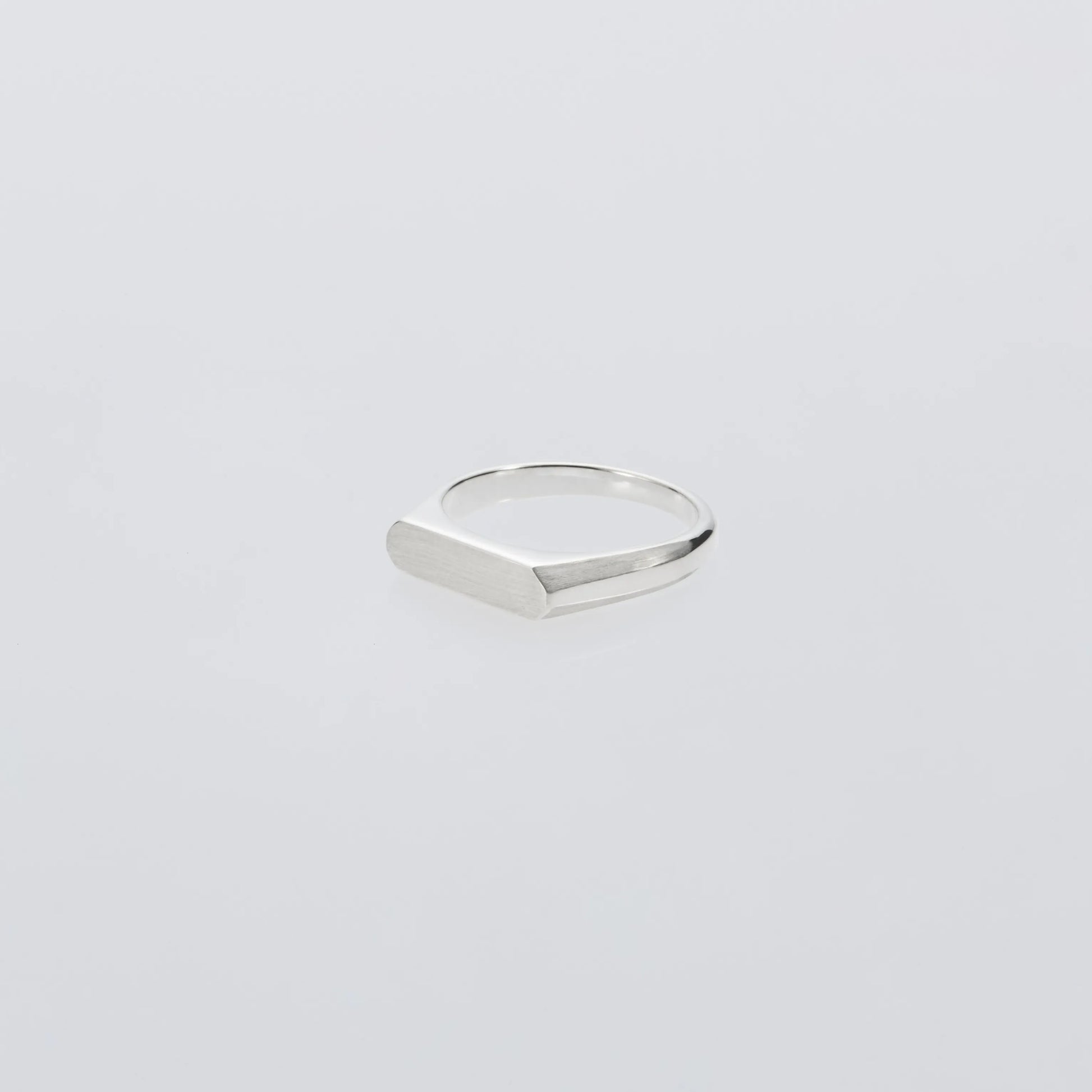 XOLO Signet Ring with Hair Line -Thin- サイドシルエット