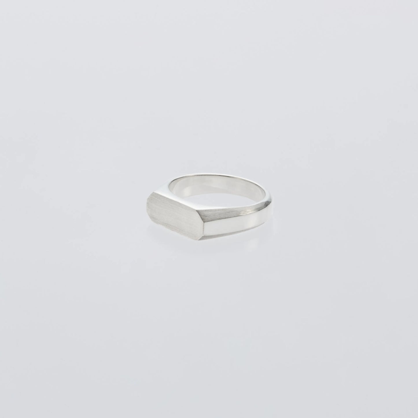 XOLO Signet Ring with Hair Line -Thick- サイドシルエット